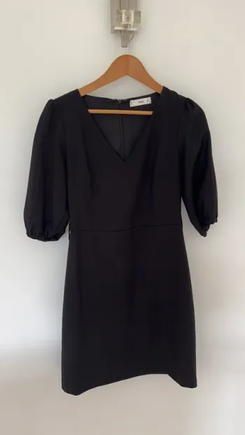 Robe noire Mango près du corps manches légèrement bouffante
