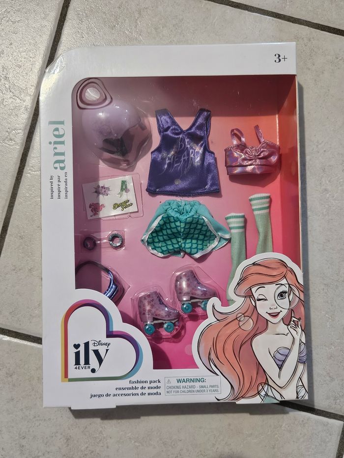 Coffret vêtements poupée ariel neuf
Disney ily