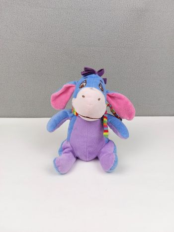 Doudou peluche Bourriquet Disney 20 cm bleu violet mauve grelot nœud rose