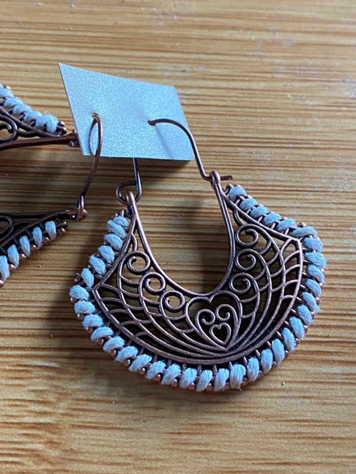Magnifique paire de boucles d’oreilles couleur bronze - photo numéro 2