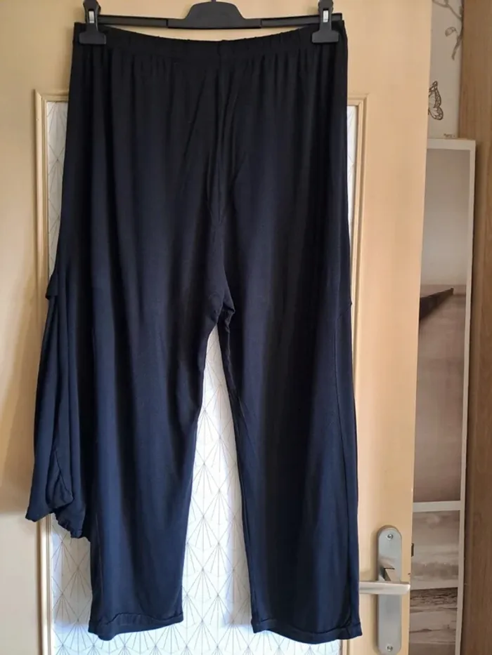 Sarouel femme noir fluide tbe taille élastique en tbe du 40/42 au 48/50 étiquette coupée - photo numéro 4