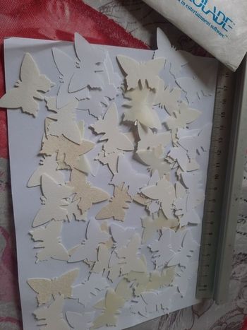 Lot decoupe papillons blanc beige différents papiers