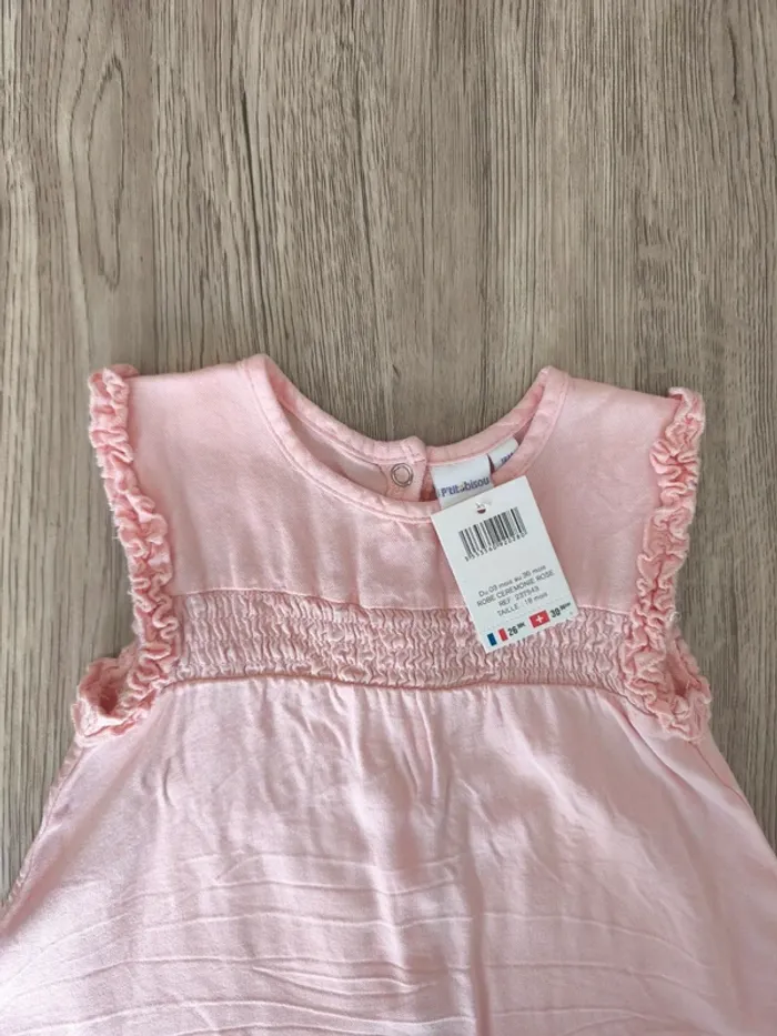 Robe d'été rose clair avec pressions dans le dos - photo numéro 2
