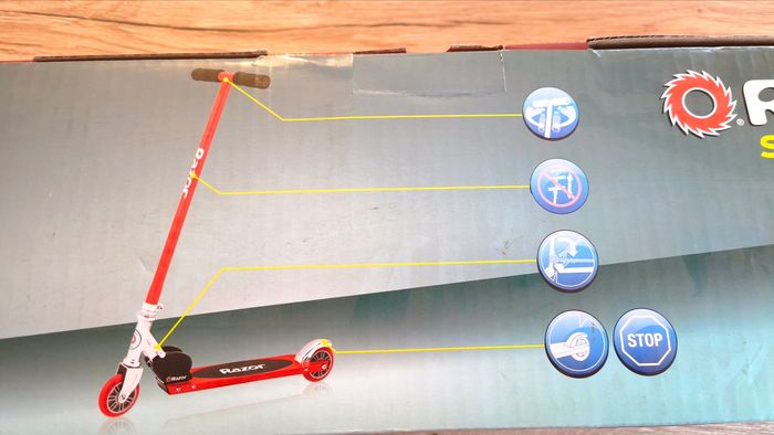 Trottinette rouge - razor - 6 ans - NEUF - photo numéro 3