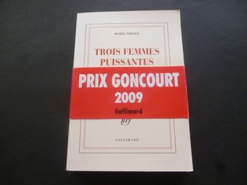 TROIS FEMMES PUISSANTES / MARIE NDIAYE / GALLIMARD