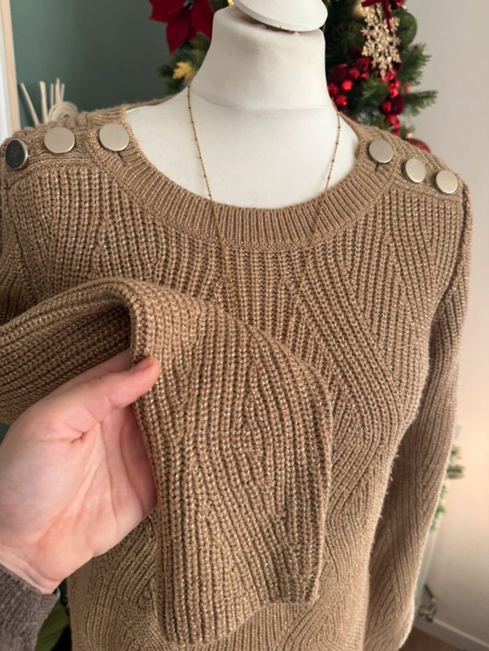 Pull en maille beige doré taille S/M boutons dorés sur l’épaule - photo numéro 2