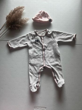 Ensemble fleurs de lune Sauthon Comprenant un body, deux pyjamas et deux bonnets Très bon état  Taille 1 mois