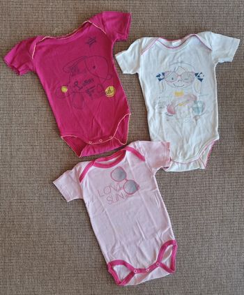 Lot de 3 bodies fille 1 an, manches courtes.