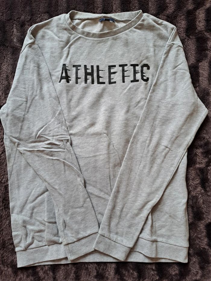 T-shirt à manches longues gris avec écriture “Athletic”, pour un style sportif et confortable 💪