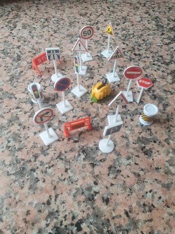 Lot de panneaux de circulation