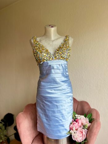 💙 Robe courte satinée bleu ciel FESTAMO – Taille 36 – Neuve sans étiquette 💙