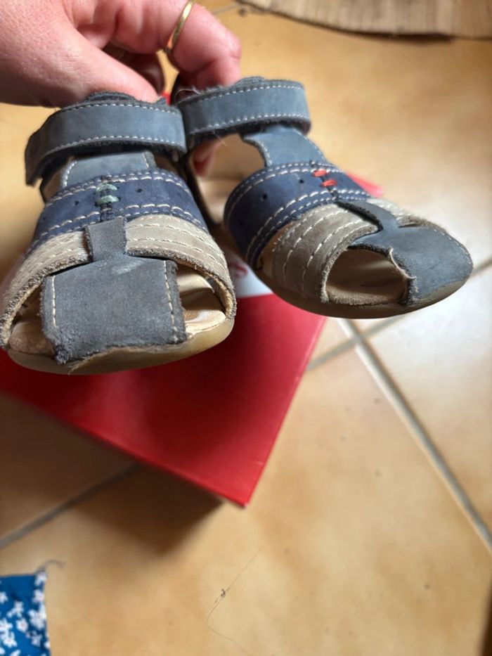 Belle paire de sandales Kickers T. 25 garçon - photo numéro 5