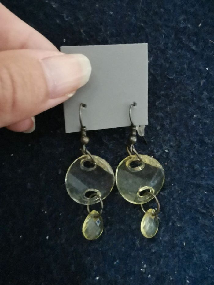 Petites boucles transparentes