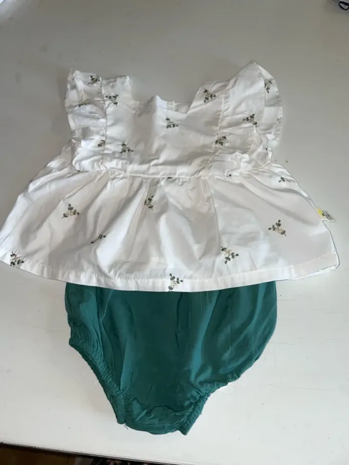 Ensemble haut fleurie+ bas vert