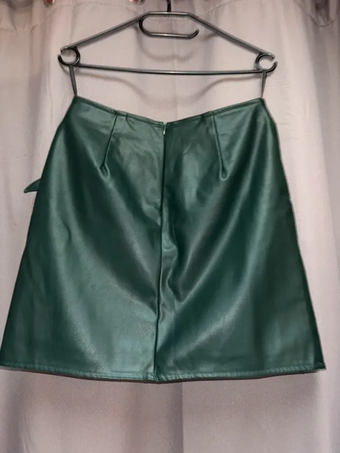 Jupe imitation cuir vert sapin, jupe courte taille L - photo numéro 4