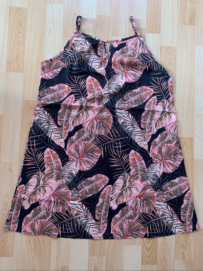 Superbe robe courte rose et noir à fleurs taille L