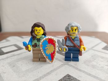 2 figurines Tisserand de tapisserie et Forgeuse de boucliers du set Lego 10332 Place du Village Médiéval