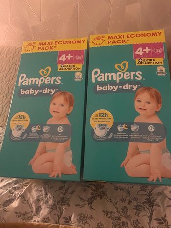 Deux cartons de couches Pampers 4 plus