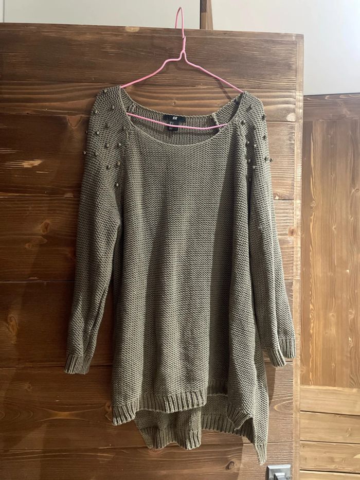 Pull léger kaki avec clous sur les épaules