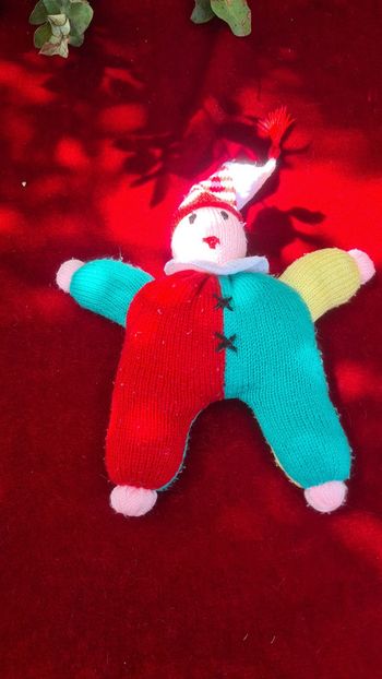 peluche doudou en laine clown arlequin