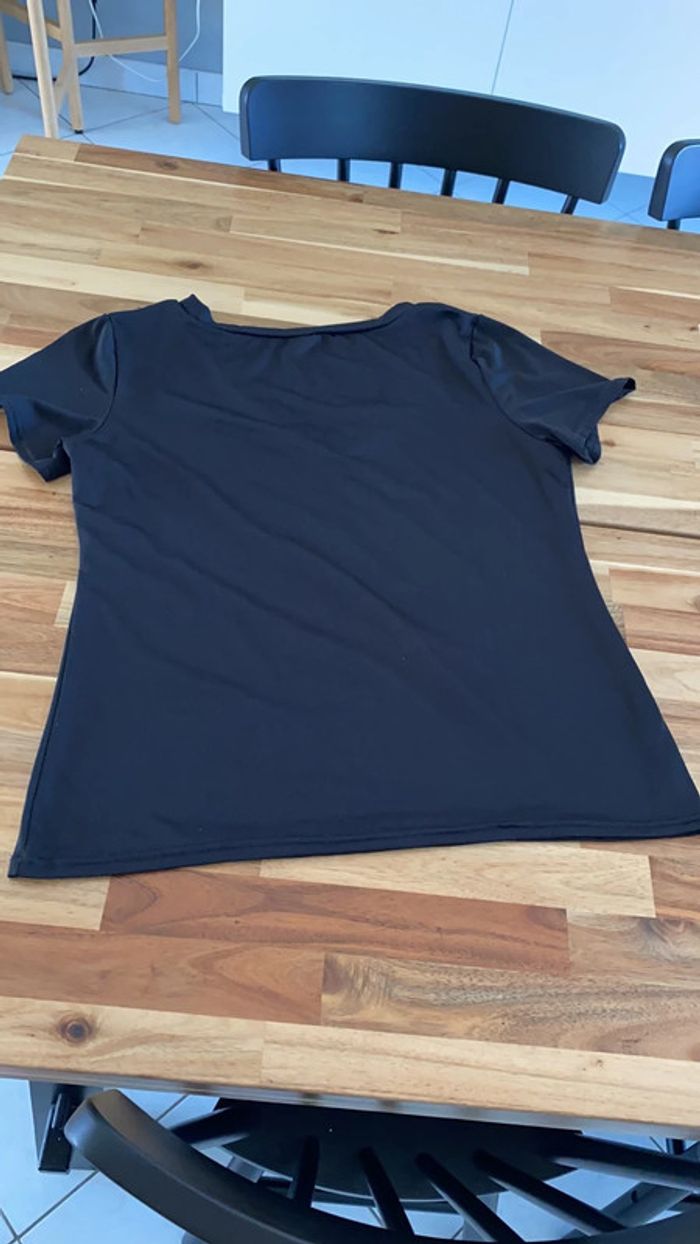 T-shirt noir col V - photo numéro 2