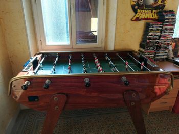 Le babyfoot Bonzini B90 Rustique marron est très robuste
