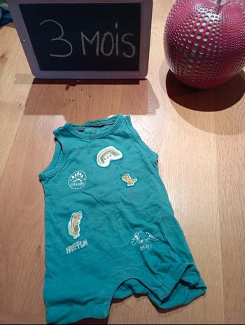Combishort taille 3 mois en très bon état