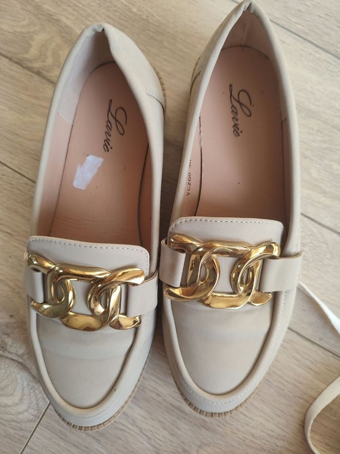 Mocassins beiges et boucle dorée - photo numéro 2