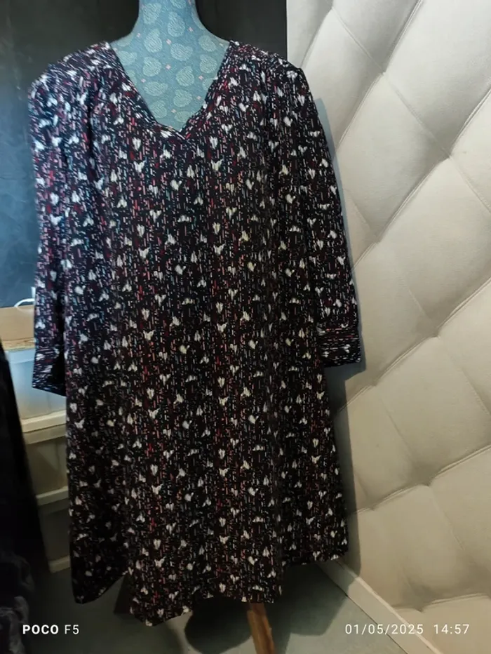 Robe fond noir  couleur rose blanc bleu - photo numéro 4