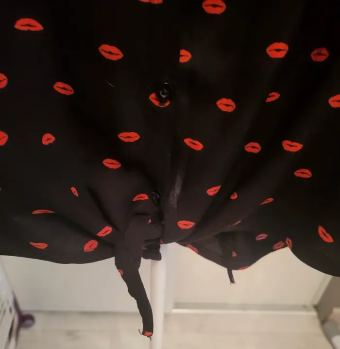 Chemisier noir lèvres rouges - photo numéro 4