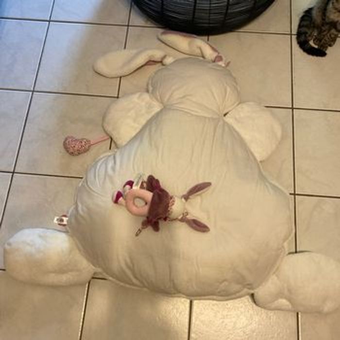 Tapis deveil blanc avec pattes fleuries et son doudou cerise assortis - photo numéro 8