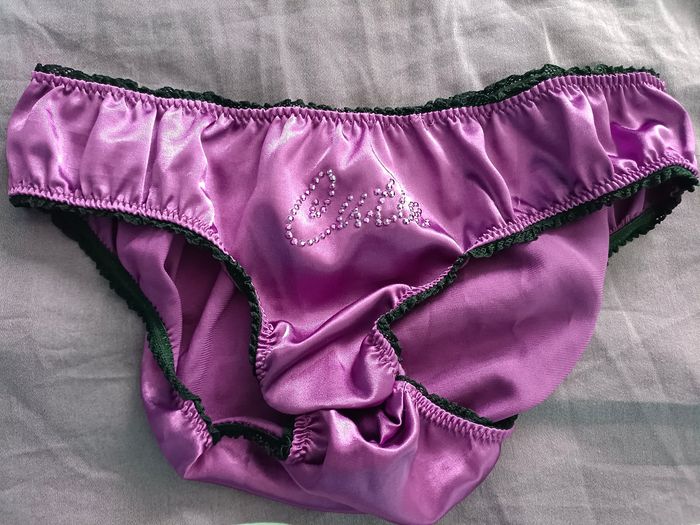 Culotte Cutie et noeuds rouge + gants noirs - photo numéro 2