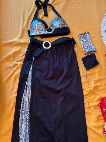 Costume de danse orientale noir et serpent argent