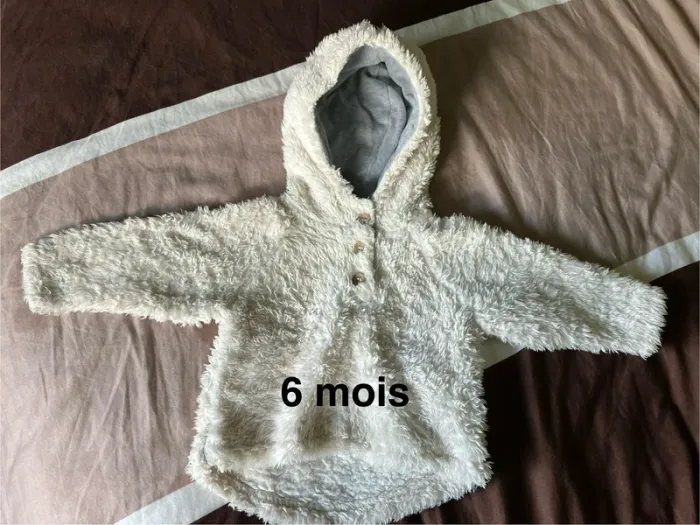 Haut à capuche tout doux blanc 6 mois
