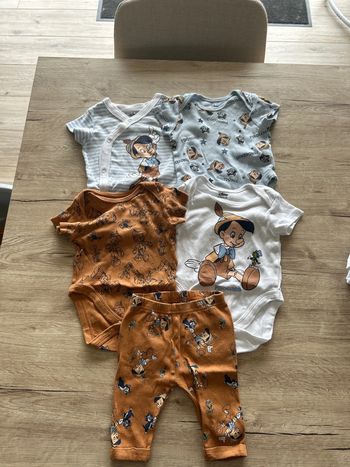 Lot de 4 bodies MC + 1 pantalon Disney Pinnocchio
