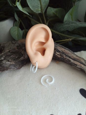 Boucles d'oreilles spirales blanches