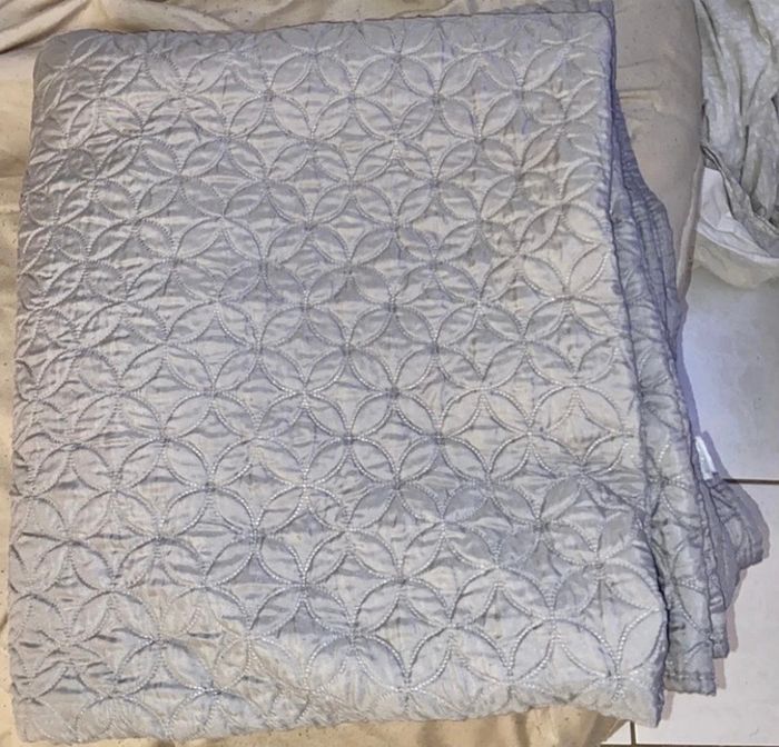 Couvre lit couleur gris à motif effet 3 d bon état pour lit 2 personnes - photo numéro 2