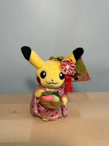 Peluche Porte-clés Pikachu Hannari – Tea Party Version – Pokémon Center Kyoto (Rare / Collector)