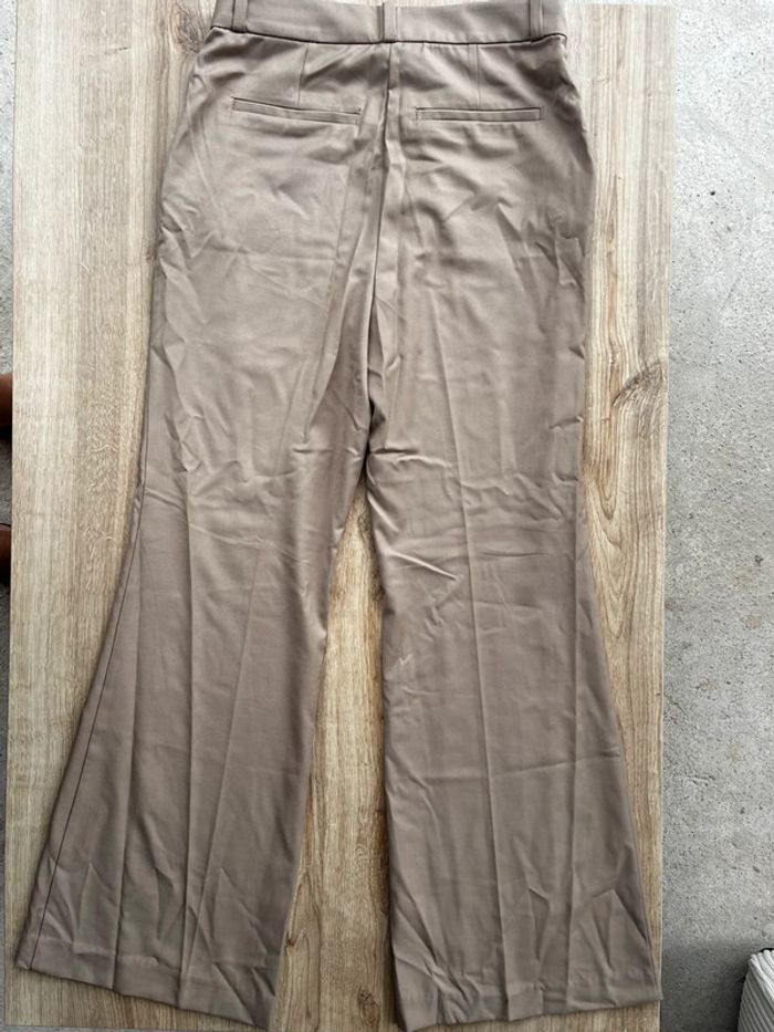 Pantalon tailleur beige jambes évasées - photo numéro 5