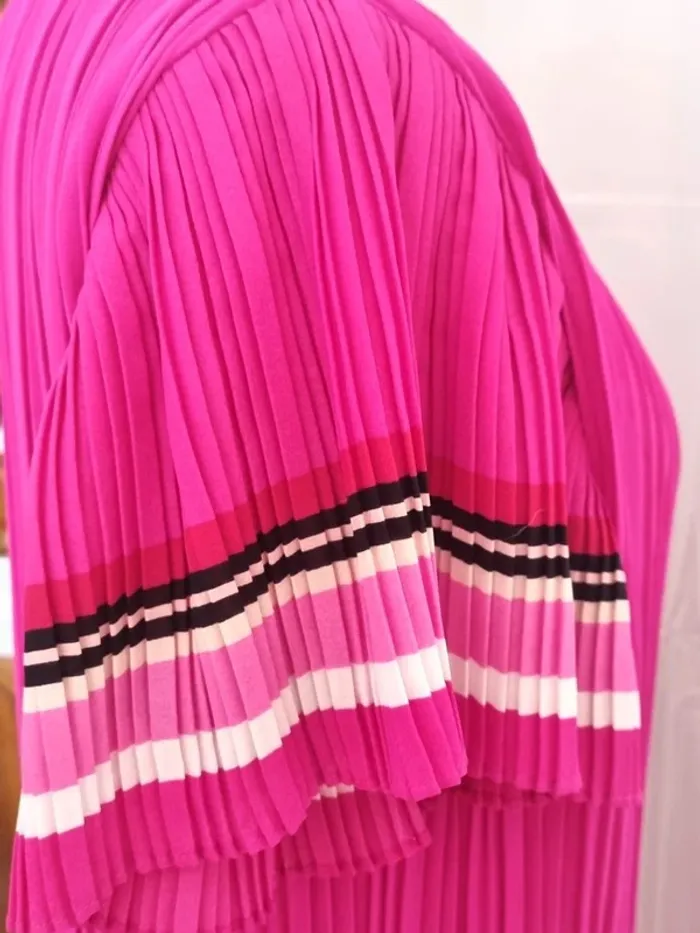 Belle robe Maje Fushia plissée manches volantées état impeccable T 36 - photo numéro 4