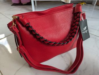 Sac à main rouge – effet cuir grainé avec anse tressée
