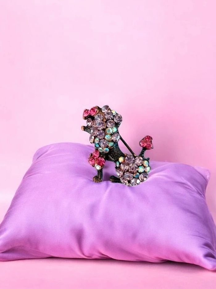 Magnifique broche chien avec pierres rose caniche