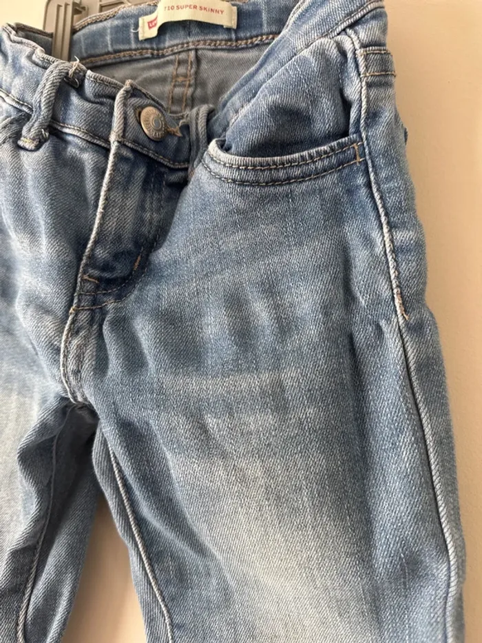 👖 jeans levi’s - fille - 4 ans - 104 cm - bon état - photo numéro 4
