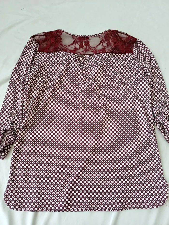 Jolie blouse manches 3/4 avec empiècement dentelle dans le dos et épaules cache cache taille M. - photo numéro 4