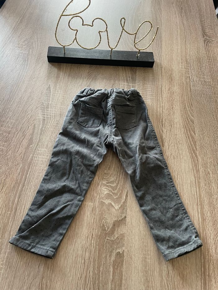 Très jolie pantalon gris à pois taille 24 mois kiabi - photo numéro 3