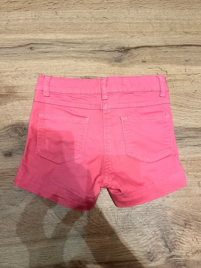 Short 6 ans parfait état - photo numéro 2
