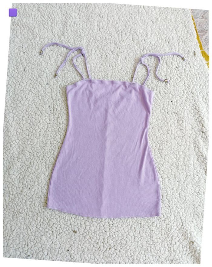 Robe violette à bretelles fines – minimaliste, été, y2k