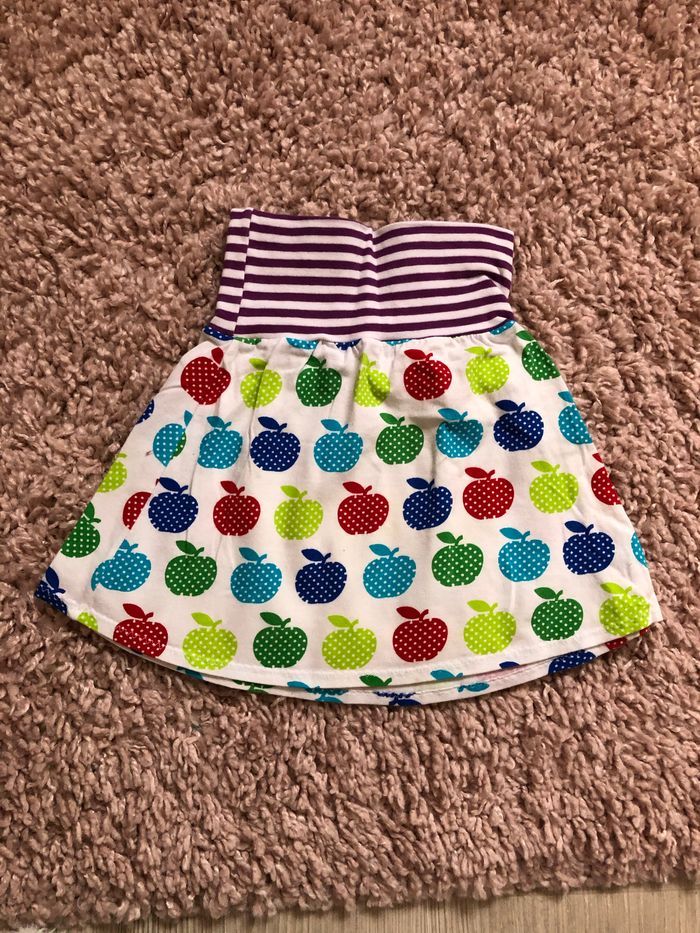 Jupe pommes 18 mois en parfait état - photo numéro 2
