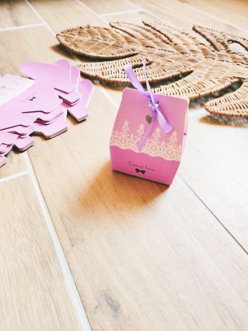 🎊Lot de 80 Boîtes/ contenants à dragées parme lilas et blanches Sweet love avec rubans neuves