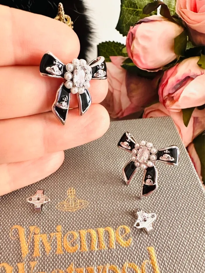 🎀Boucles d’oreilles Vivienne Westwood nœuds noirs avec perles et zirconium - photo numéro 3